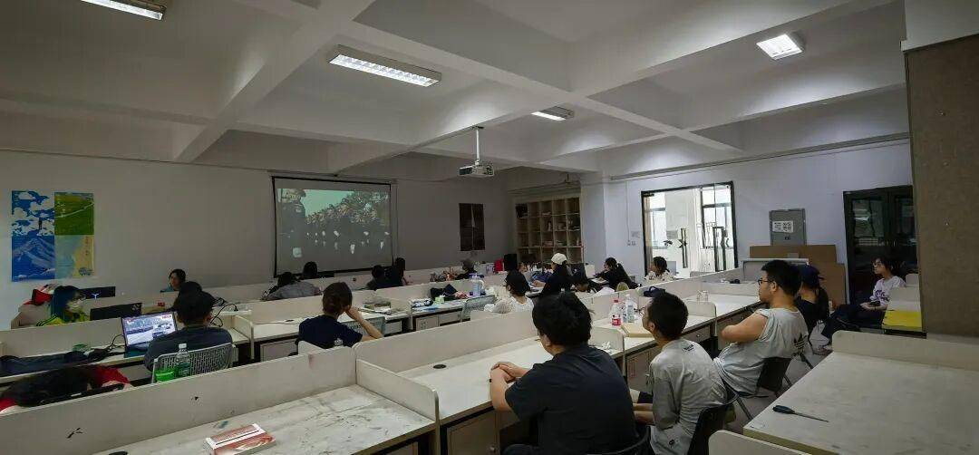 “纪念中华人民抗日战争暨世界反法西斯战争胜利80周年”海报作